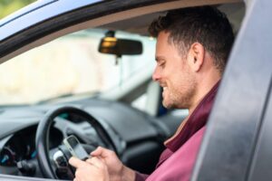 Conducteur installant une alarme dans sa voiture garée.